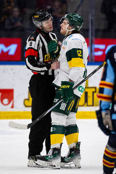 Björklövens Scott Pooley med domaren Oscar Nilsson