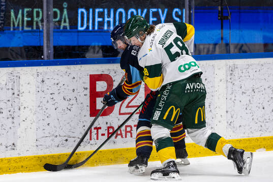 Björklövens Kim Johansson holding på Djurgårdens Linus