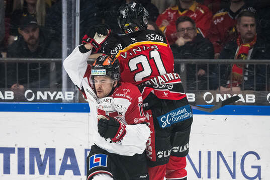 Örebros Danick Martel och Luleås Juhani Tyrväinen
