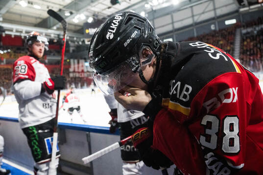 Luleås Olli Nikupeteri har ont