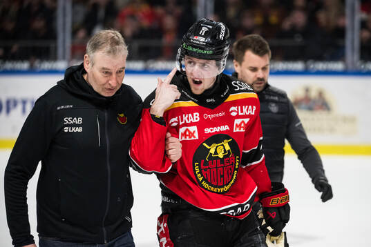 Luleås Jesper Sellgren får hjälp av isen