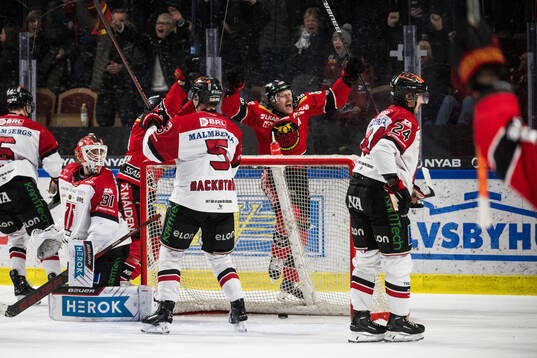 Örebros målvakt Jonas Arntzen deppar medan Luleås Linus