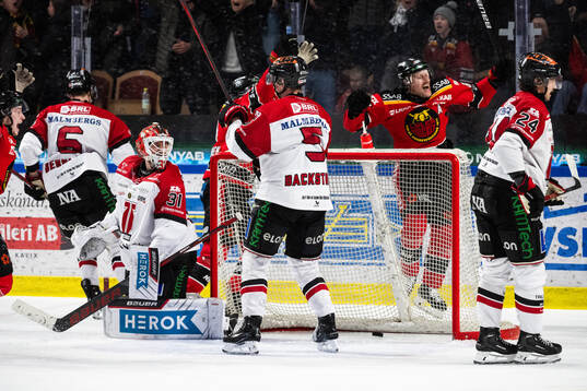 Luleås Linus Omark jublar, Örebros målvakt Jonas Arntzen