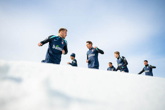 Fredrik André Bjørkan and players of the Norwegian