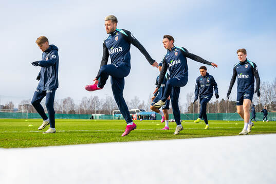 Fredrik André Bjørkan and players of the Norwegian