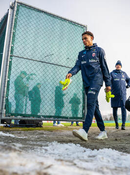 Antonio Nusa and Ståle Solbakken, head coach of the