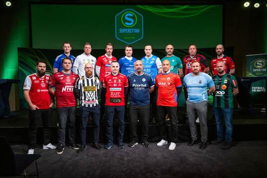 Tränarna står uppställda för en lagbild