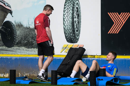Head coach Jon Dahl Tomasson and Mattias Svanberg of the