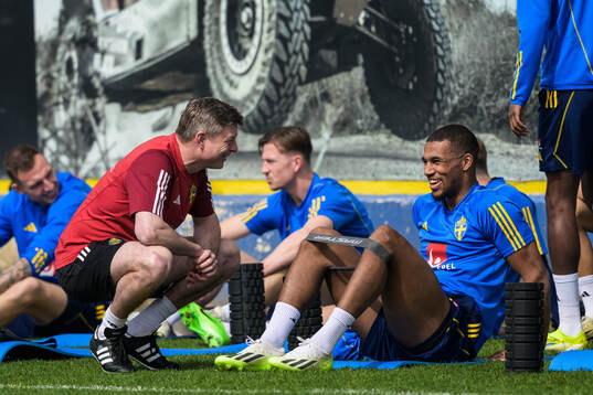Head coach Jon Dahl Tomasson and Isak Hien of the Swedish