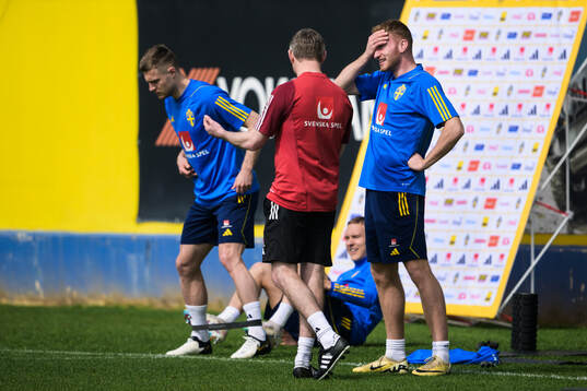 Head coach Jon Dahl Tomasson and Dejan Kulusevski of the