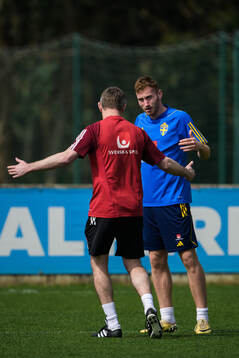 Head coach Jon Dahl Tomasson and Dejan Kulusevski of the