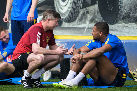 Head coach Jon Dahl Tomasson and Isak Hien of the Swedish