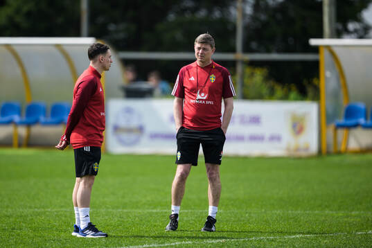 Physio coach Ben Rosen and head coach Jon Dahl Tomasson of