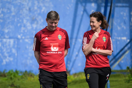 Head coach Jon Dahl Tomasson and press officer Petra