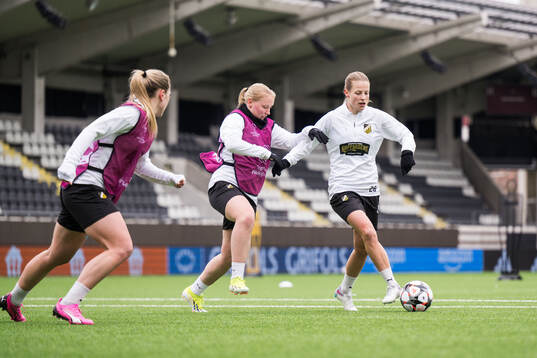 Johanna Fossdalsá Sørensen and Anna Anvegård of Häcken