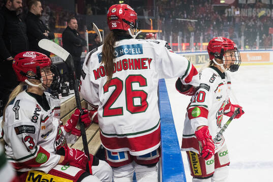 Modos Mira Hallin, Abygail Moloughny och Wilma Sundin deppar