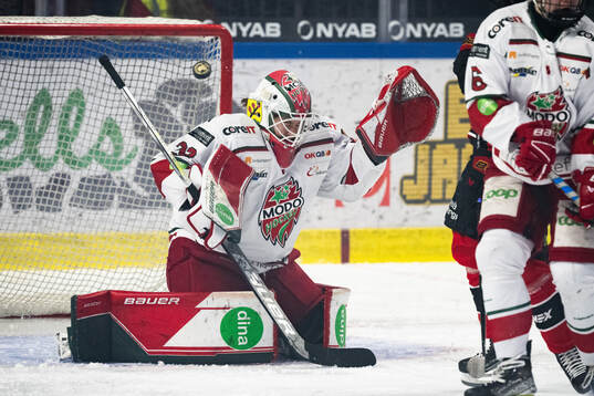 Luleås Anna Kjellbin (ej i bild) gör 1-0 bakom Modos