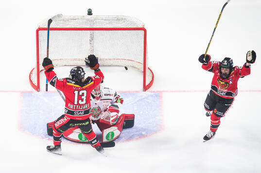 Luleås Jenna Pirttijärvi och Emma Nordin jublar, Modos