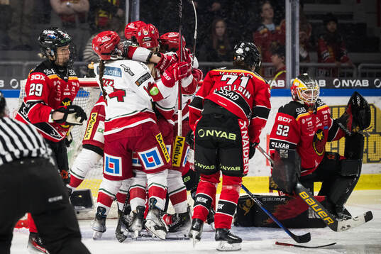 Modos Adela Sapovalivova jublar med lagkamrater och Luleås