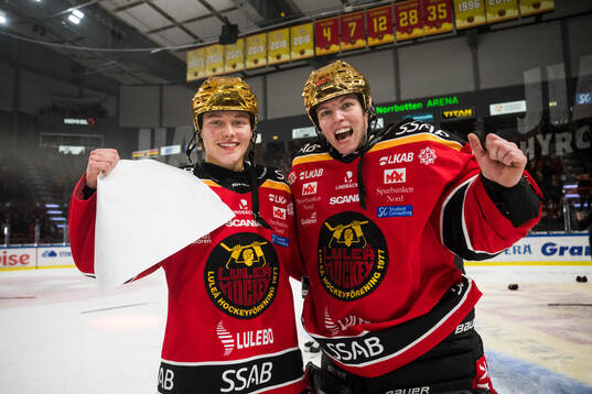 Luleås Viivi Vainikka och målvakt Sara Grahn jublar