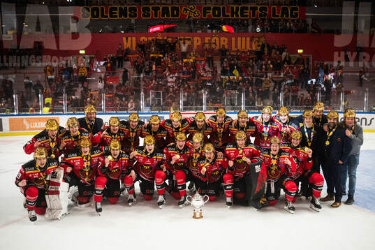 Luleås spelare och ledare jublar