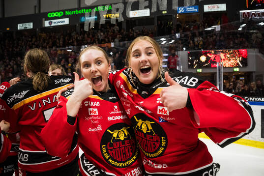 Luleås Sofia Sohlin och Klara Kenttälä jublar