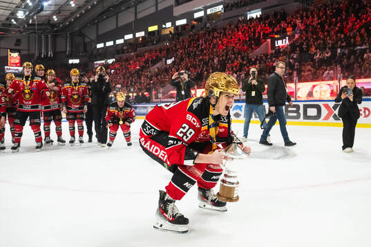 Luleås Emma Nordin jublar och lyfter pokalen