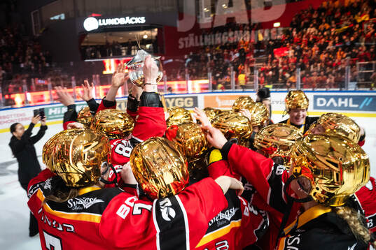 Luleås spelare jublar och lyfter pokalen