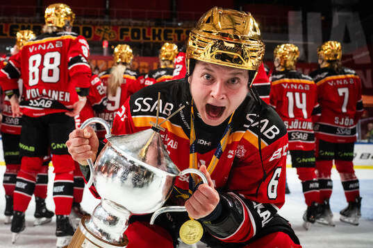 Luleås Jenni Hiirikoski jublar med pokalen