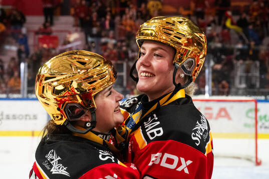 Luleås Sara Lindqvist och Ronja Savolainen jublar