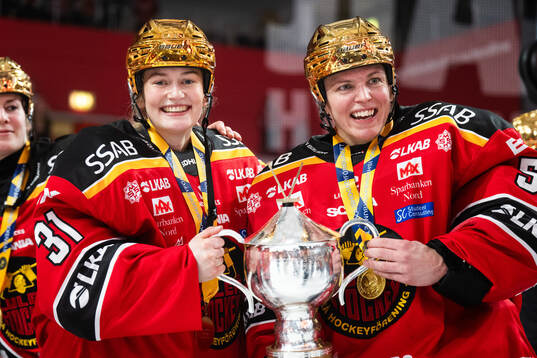 Luleås målvakt Frida Axell och målvakt Sara Grahn jublar