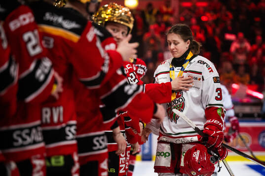 Modos Vendula Pribylova tackar Luleås spelare