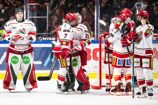 Modos Lina Ljungblom, målvakt Andrea Brändli deppar med