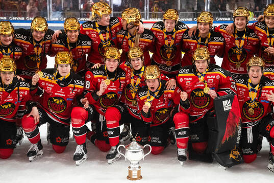 Luleås spelare jublar med pokalen