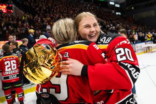 Luleås Emma Nordin och Klara Kenttälä jublar