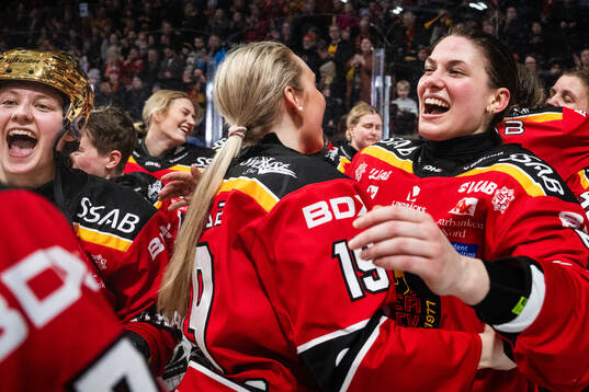 Luleås Stella Sjöberg och Daniela Pejsova jublar