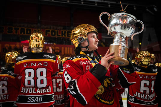 Luleås Jenni Hiirikoski med pokalen