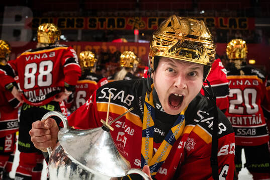 Luleås Jenni Hiirikoski jublar med pokalen