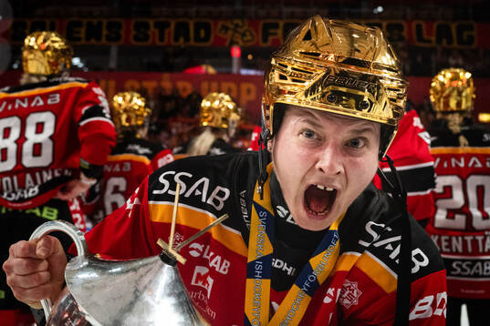 Luleås Jenni Hiirikoski jublar med pokalen