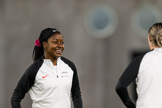 Natasha Anasi-Erlingsson of Brann warms up