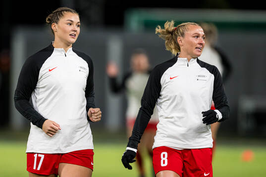 Anna Aahjem and Karoline Haugland of Brann warms up