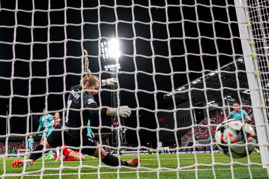 Salma Paralluelo of Barcelona scoring the 1-2 goal behind