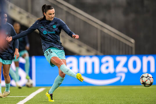 Ingrid Syrstad Engen of Barcelona warms up