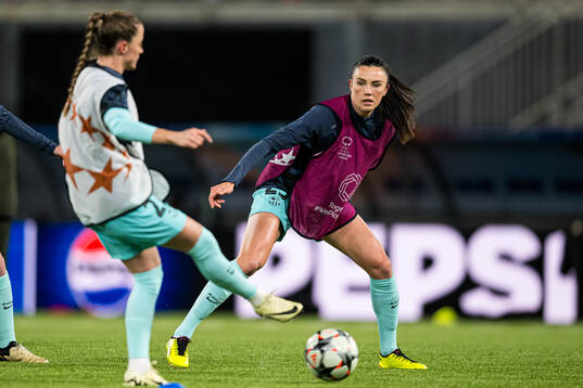 Ingrid Syrstad Engen of Barcelona warms up