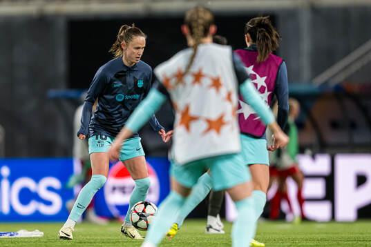 Caroline Graham Hansen of Barcelona warms up