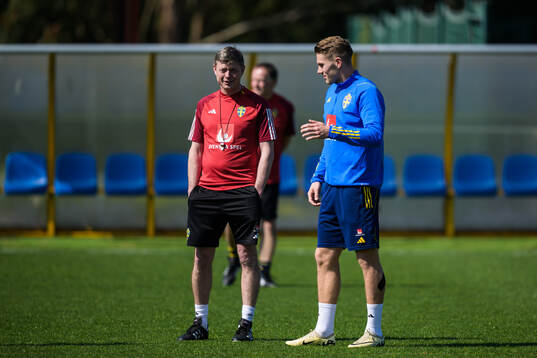 Head coach Jon Dahl Tomasson and Viktor Gyökeres of the