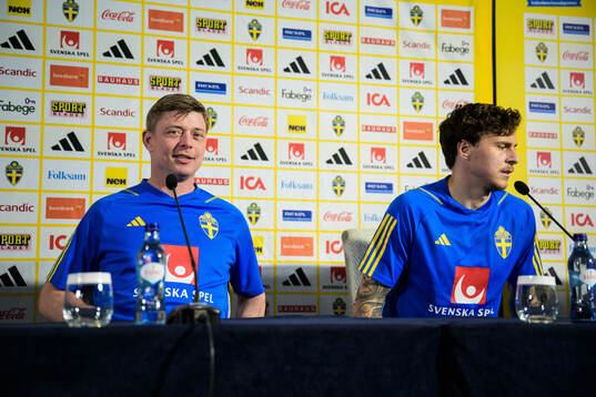 Head coach Jon Dahl Tomasson and Victor Nilsson Lindelöf