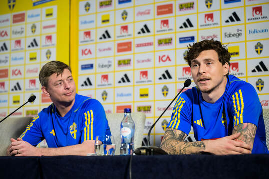 Head coach Jon Dahl Tomasson and Victor Nilsson Lindelöf