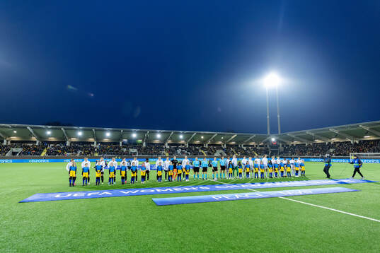 Players of Häcken and of Paris Saint Germain