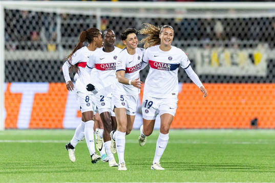 Eva Gaetino of Paris Saint Germain celebrates with Elisa De